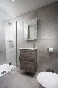 une salle de bain avec un lavabo, des toilettes et un miroir dans l'établissement Warehouse Holiday Lets, à Whitstable 21 autres photos