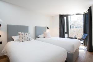 - 2 lits blancs dans une chambre avec fenêtre dans l'établissement Warehouse Holiday Lets, à Whitstable