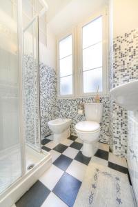 La salle de bains est pourvue de toilettes, d'une douche et d'un lavabo. dans l'établissement Il Nodo, à La Spezia