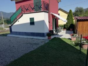 a house with a balcony and a yard at Ca' en tu Ciosu in Beverino