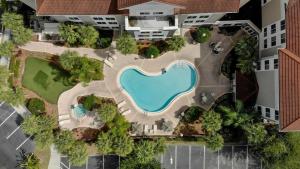 einen Luftblick auf einen Pool in einem Resort in der Unterkunft Best Western Plus Orlando Lake Buena Vista South Inn & Suites in Kissimmee