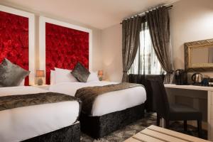 Cette chambre comprend 2 lits et un mur rouge. dans l'établissement Temple Bar Lane, à Dublin