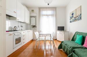 Ett kök eller pentry på Easy Central Apartment - Milano Porta Romana