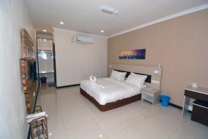 a bedroom with a bed in a room with a piano at Hemingway Cottage 海明威度假屋 in Semporna