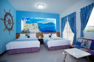 ein Schlafzimmer mit zwei Betten und einem großen Fenster in der Unterkunft Car Inn in Taitung + 108 Fotos