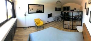 een kamer met een tafel en een gele stoel. bij Studio 29 Cassis in Cassis +11 foto's