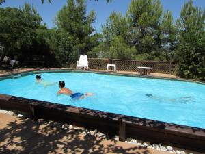 Bazén v ubytovaní Casa Rural La Canal De Salem alebo v jeho blízkosti