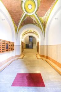 un couloir vide avec un plafond peint et un tapis rouge dans l'établissement Il Nodo, à La Spezia