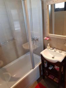 a bathroom with a shower and a sink at Confort Platense Centro Zona Catedral in La Plata +37 photos