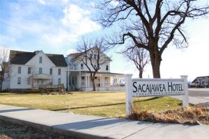 un panneau devant une maison avec une maison dans l'établissement The Sacajawea Hotel, à Three Forks