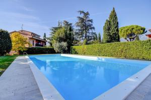 basen w ogrodzie domu w obiekcie Prato Verde - Girasole w mieście San Felice del Benaco