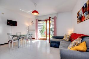 un salon avec un canapé et une table dans l'établissement Prato Verde - Girasole, à San Felice del Benaco