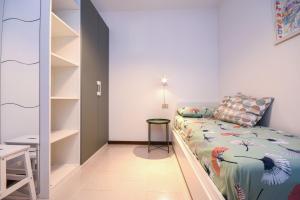 une chambre avec un lit et une étagère dans l'établissement Prato Verde - Girasole, à San Felice del Benaco 28 autres photos