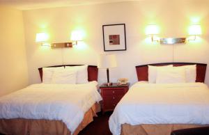 a hotel room with two beds and two lamps at Monarch Mountain Lodge in Monarch