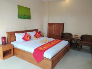 A bed or beds in a room at Donald Home Stay