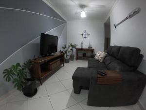 TV a/nebo společenská místnost v ubytování Beach House Itaguá Apartamento 1 - Em Ubatuba a 300m da orla mais charmosa, com excelente localização