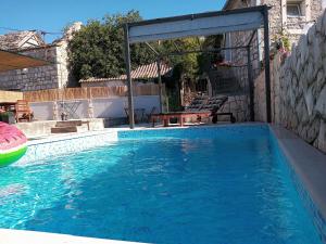 una piscina en una casa con piscina en Apartments Tomina, en Donje Selo na Šolti