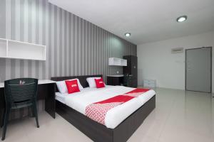 Tempat tidur dalam kamar di OYO 90054 Summer Inn