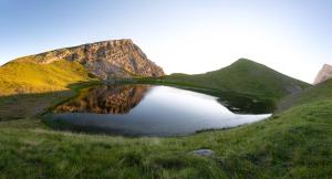 un petit lac au milieu d'une montagne dans l'établissement Papaevangelou Hotel, à Papingo