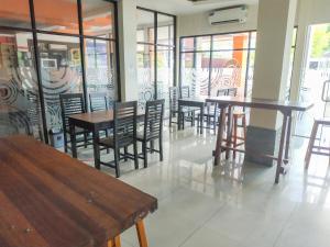 a row of tables and chairs in a restaurant at OYO 3871 Hotel Surya in Pontianak