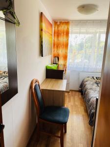 Cama ou camas em um quarto em Pokoje i apartamenty Aga Centrum