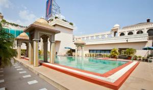 uma piscina em frente a um edifício em Hotel Empires em Bhubaneshwar