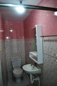 Villa Prescilla في دوماغيتي: حمام مع مرحاض ومغسلة