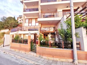 ein Apartmenthaus mit einem Garten an der Seite in der Unterkunft Villa Victoria - a luxury appartment with icredible Seaview in Sozopol