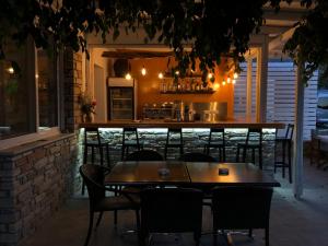 Reštaurácia alebo iné gastronomické zariadenie v ubytovaní Deep Blue Rooms & Apartments