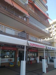 un magasin devant un grand bâtiment avec un avisor dans l'établissement APARTAMENTO RONDA 4 BOLICHES Primera línea de playa, à Fuengirola