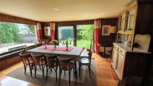 a kitchen and dining room with a table and chairs at Casa Marieta Escarrilla in Escarrilla