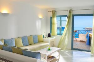 Area tempat duduk di Absolute Bliss