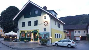 
a large white building with a clock on the front of it at Zum Schiffmeister in Wesenufer
