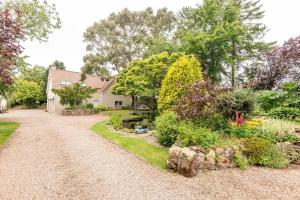 a garden in a home with a gravel driveway at Muir Park Cottage , 5 Mins to St Andrews , Parking in St Andrews