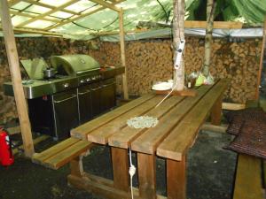 cocina con mesa de madera y fogones en Perniön Majoitus 6, en Perniö