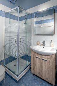 斯塔里斯的住宿－Escape In Blue，带淋浴、盥洗盆和卫生间的浴室