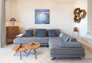 A seating area at Escape In Blue