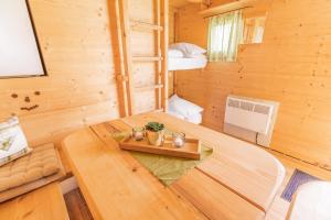 een houten kamer met een houten tafel in een hut bij Almdorado in Übersee