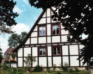 Casa grande blanca y negra con ventanas en Ferienhaus Gebind, en Kranichfeld