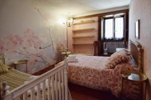 1 dormitorio con 2 camas, ventana y cuna en Apartamentos María Luisa, en Burgos 37 fotos más