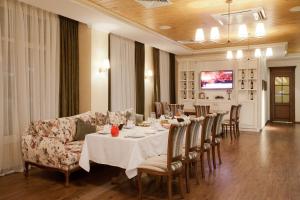 TV a/nebo společenská místnost v ubytování Orly Park-Hotel