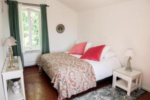 A bed or beds in a room at Le Pavillon d'Arnajon