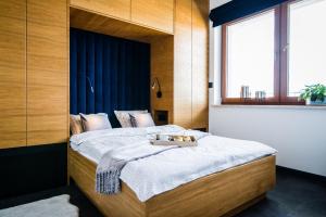 een slaapkamer met een groot bed en een dienblad bij Apartament WIDOK in Olsztyn