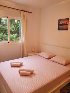 Postel nebo postele na pokoji v ubytování CASARES appart 2 ch dans parc tropical avec vue sur mer, montagne et piscine