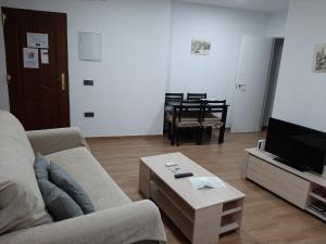 uma sala de estar com um sofá e uma mesa de centro em Puerta del Vado Bajo em Toledo
