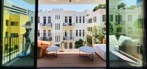 balcón con vistas a la ciudad en BnBIsrael apartments - Yavne Brillant en Tel Aviv