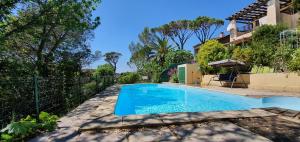- une piscine dans l'arrière-cour d'une maison dans l'établissement Saint Raphael - Appartement dans villa au calme à Valescure y- Prix inchangés, à Saint-Raphaël