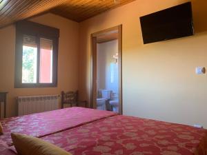 Łóżko lub łóżka w pokoju w obiekcie Pensión Rústica As Cobas