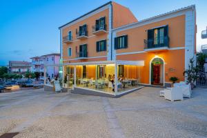 ein Gebäude mit Tischen und Stühlen außerhalb des Gebäudes in der Unterkunft Hotel Marinaro in Santa Teresa Gallura