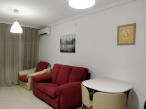 A seating area at Apartamento frente de la playa